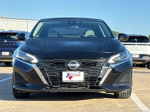 Used 2023 Nissan Altima 2.5 SV w/ SV Premium Package image 3