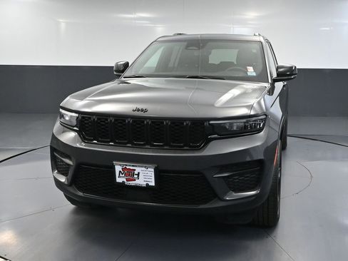 Used 2023 Jeep Grand Cherokee Altitude AWD/4WD image 13