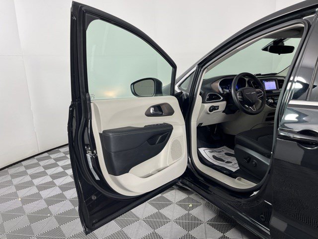 Used 2023 Chrysler Voyager LX FWD image 14