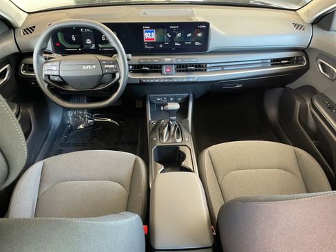 Used 2025 Kia K4 LXS image 32