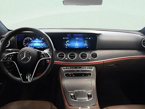 Used 2022 Mercedes-Benz E 450 4MATIC Sedan image 5