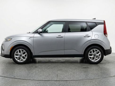 Used 2025 Kia Soul LX w/ LX Technology Package FWD image 3