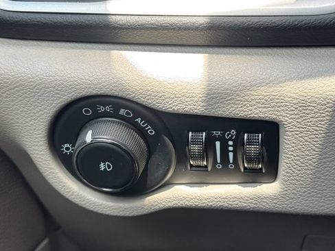 Used 2024 Chrysler Pacifica Touring-L FWD image 26