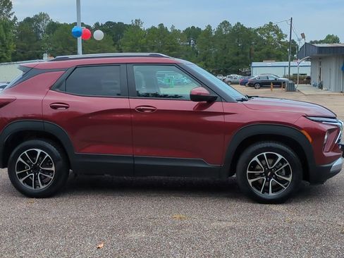 Used 2025 Chevrolet TrailBlazer LT AWD/4WD image 4