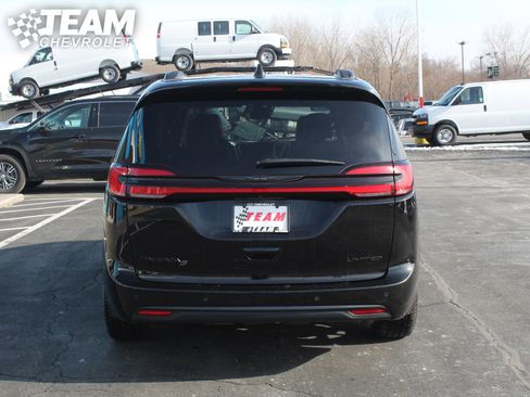 Used 2025 Chrysler Pacifica Limited image 5