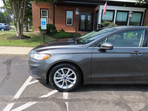 Used 2020 Ford Fusion SE FWD image 2