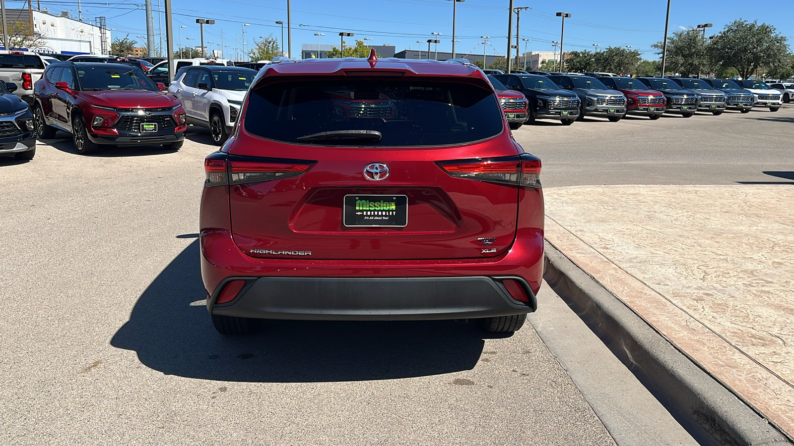 Used 2022 Toyota Highlander XLE FWD image 7