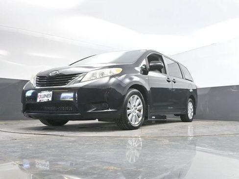 Used 2017 Toyota Sienna LE AWD/4WD image 43