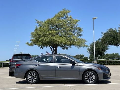 Used 2025 Nissan Altima 2.5 SV FWD image 3