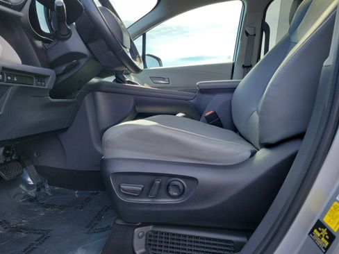 Used 2022 Toyota Sienna XLE image 16