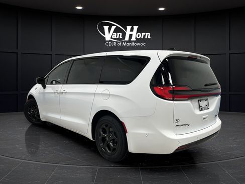 Used 2024 Chrysler Pacifica Limited FWD image 5