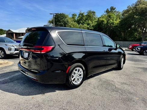 Used 2024 Chrysler Pacifica Touring-L FWD image 9