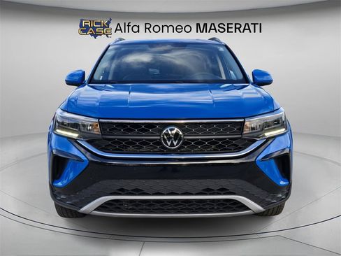 Used 2023 Volkswagen Taos SE w/ Panoramic Sunroof Package image 5