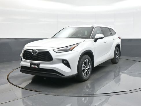 Used 2022 Toyota Highlander XLE AWD/4WD image 3