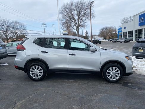 Used 2018 Nissan Rogue S image 2