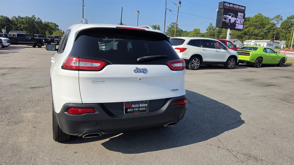 Used 2018 Jeep Cherokee Latitude FWD image 19