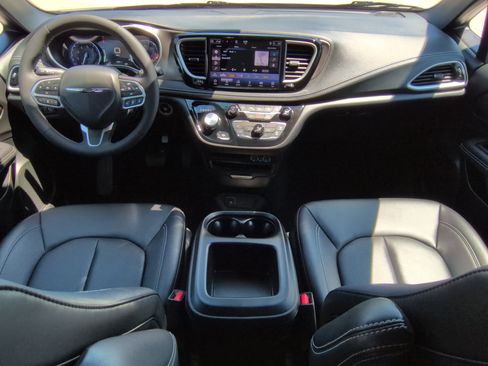 Used 2025 Chrysler Pacifica Select FWD image 13