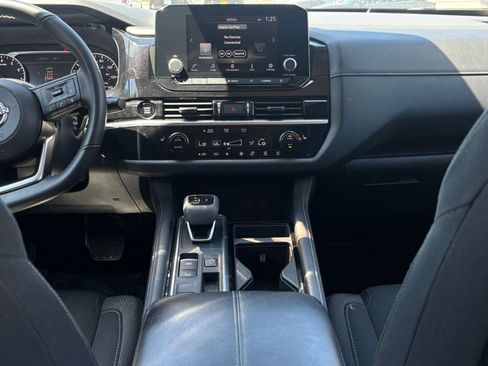 Used 2025 Nissan Pathfinder SV image 17