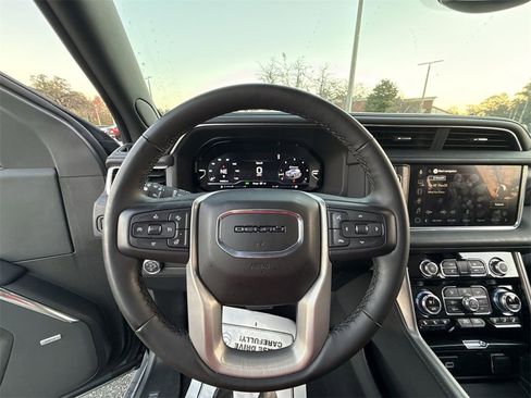 Used 2023 GMC Yukon XL Denali image 12