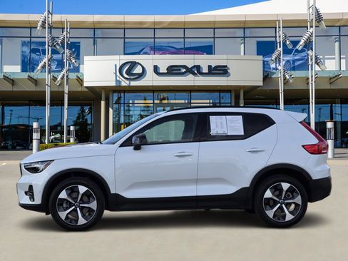 Used 2025 Volvo XC40 B5 Plus w/ Protection Package Premier image 3