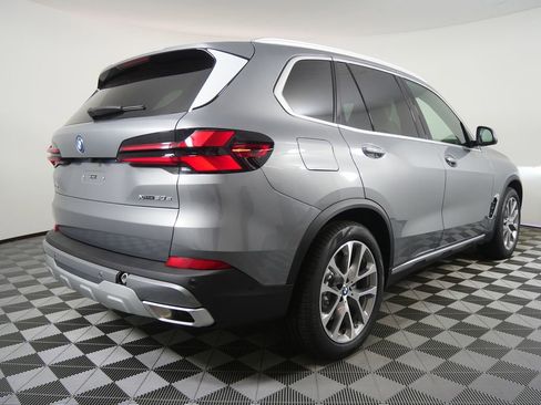New 2026 BMW X5 xDrive50e image 3