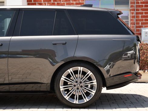 Used 2025 Land Rover Range Rover SE AWD/4WD image 10