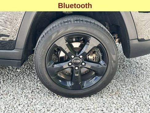 Used 2023 Jeep Grand Cherokee Limited w/ Black Appearance Package AWD/4WD image 9