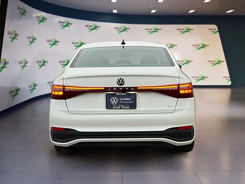 Certified 2025 Volkswagen Jetta SE w/ Sunroof Package image 6