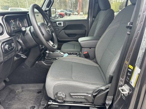 Used 2025 Jeep Gladiator Sport image 10