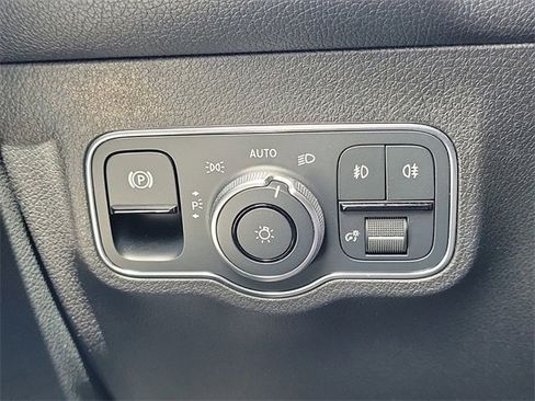 Used 2023 Mercedes-Benz GLB 250 image 24