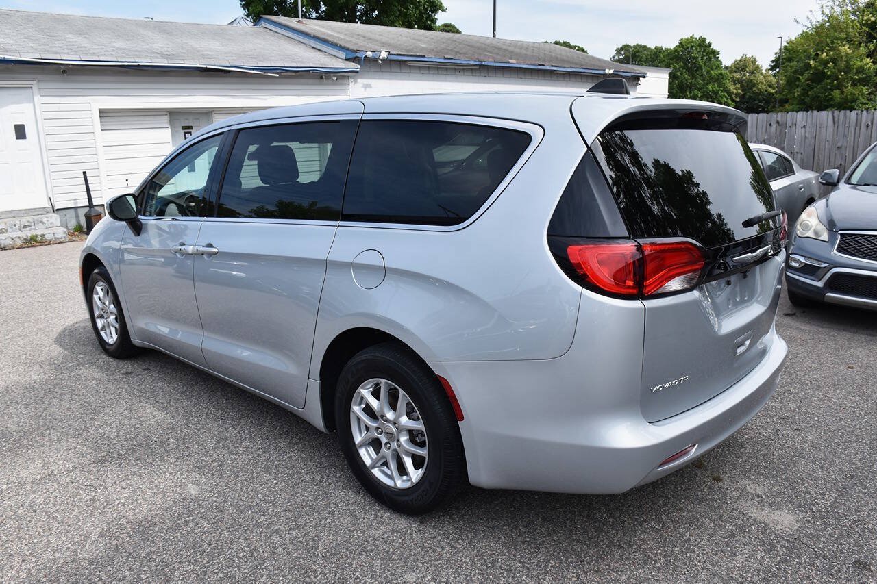 Used 2022 Chrysler Voyager LX FWD image 3