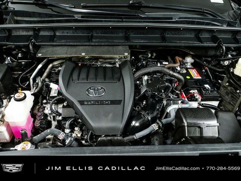 Used 2024 Toyota Highlander XLE FWD image 37