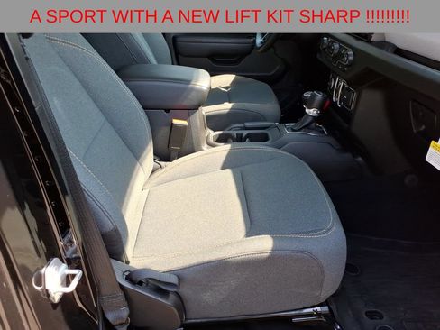 Used 2025 Jeep Gladiator Sport AWD/4WD image 8