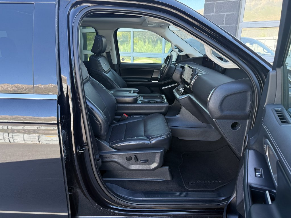 Used 2025 Ford Expedition Platinum AWD/4WD image 46
