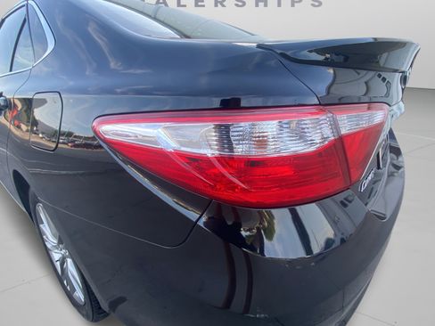 Used 2017 Toyota Camry SE w/ Moonroof Package FWD image 31