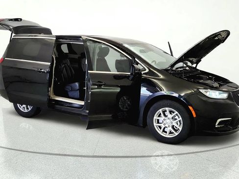 Used 2023 Chrysler Pacifica Touring-L FWD image 7