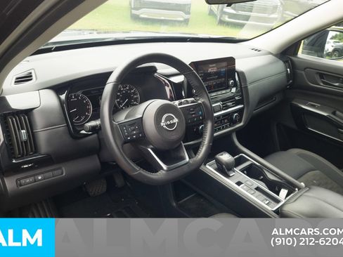 Used 2024 Nissan Pathfinder SV FWD image 5