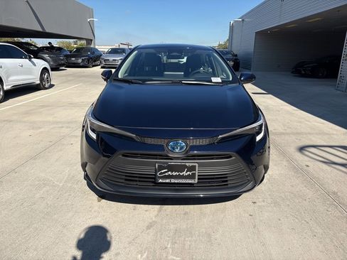 Used 2025 Toyota Corolla LE image 2