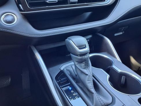 Used 2020 Toyota Highlander L image 28