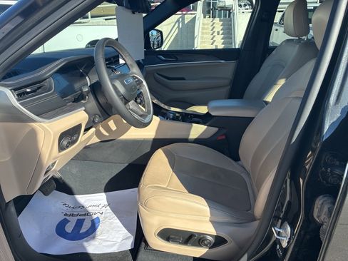 Used 2023 Jeep Grand Cherokee L Limited w/ Luxury Tech Group II image 15