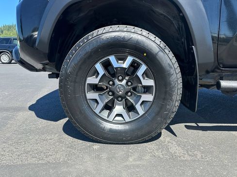 Used 2018 Toyota Tacoma TRD Off-Road AWD/4WD image 12