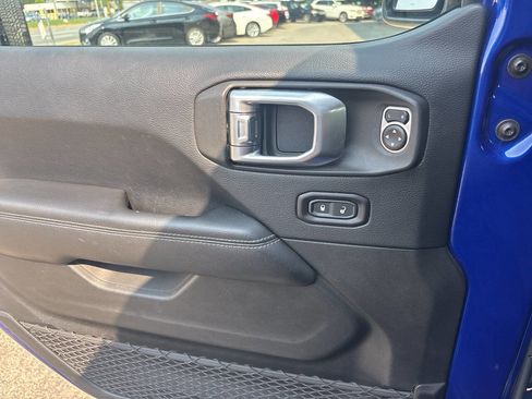 Used 2018 Jeep Wrangler Unlimited Sahara image 12