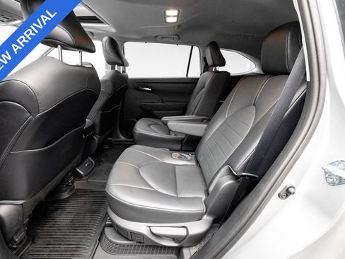 Used 2021 Toyota Highlander XLE AWD/4WD image 14