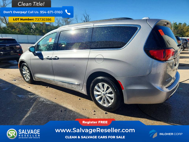 Used 2017 Chrysler Pacifica Touring-L FWD image 3
