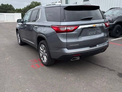 Used 2021 Chevrolet Traverse Premier FWD image 2