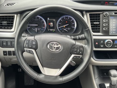 Used 2019 Toyota Highlander XLE image 32