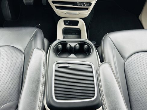 Used 2023 Chrysler Pacifica Touring-L image 23