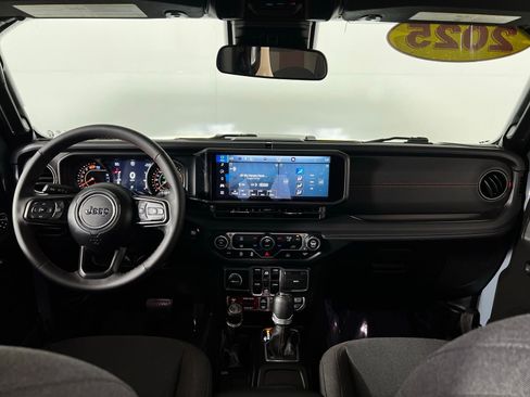 Used 2025 Jeep Wrangler Unlimited Rubicon AWD/4WD image 23