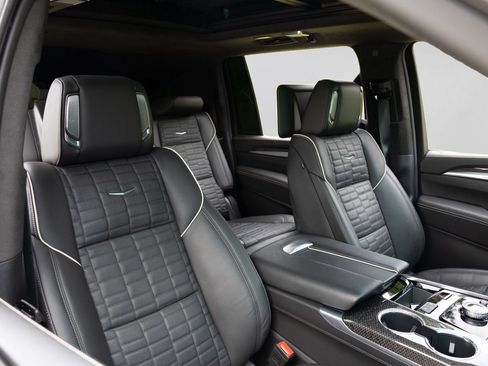Used 2025 Cadillac Escalade ESV V AWD/4WD image 38