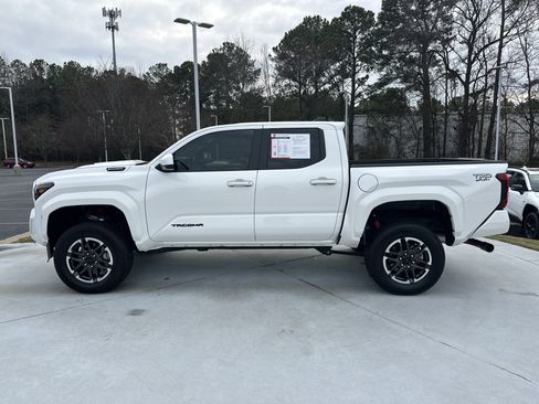 Certified 2025 Toyota Tacoma TRD Off-Road image 7